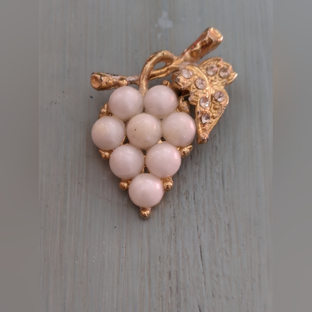 Vintage broche grapes metallic gold tone and pearl tone - Picture 1 of 16